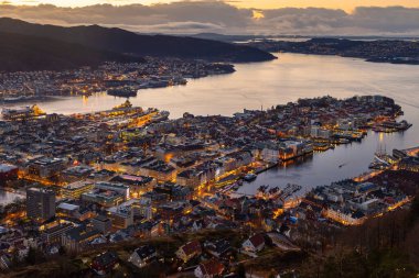 Bergen Norveç - 12 Aralık 2015: Gün batımında Floyen Dağı 'ndan Bergen' in panoramik manzarası. Güzel aydınlatma.