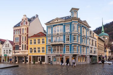 Bergen, Norveç - 12 Aralık 2015: Şehir merkezindeki renkli bina. Dükkan ve restoran..
