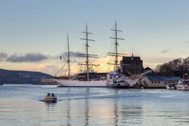 Bergen, Norveç - 12 Aralık 2015: Bryggen 'in görüntüsü, Hanseatic miras ticari binaları, yelkenli gemisi ve Hakonshallen, Kral Hakon Salonu .