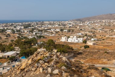 Yunanistan, Santorini Adası. Antik Thiras 'ın arkeolojik alanından Perrisa tatil köyüne.