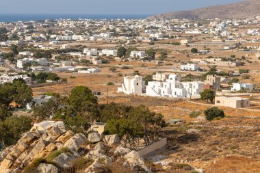 Yunanistan, Santorini Adası. Antik Thiras 'ın arkeolojik alanından Perrisa tatil köyüne.