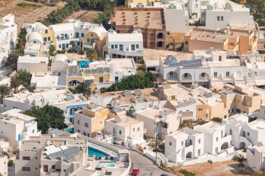 Yunanistan, Santorini Adası. Kamari tatil köyünün manzarası..