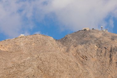 Mesa Vouno Dağı, tepedeki meteoroloji istasyonu. Yunanistan, Ege Denizi 'nin güneyindeki Santorini adası.