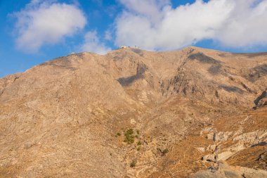Mesa Vouno Dağı, tepedeki meteoroloji istasyonu. Yunanistan, Ege Denizi 'nin güneyindeki Santorini adası.