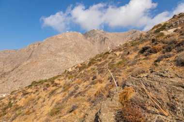Mesa Vouno Dağı, tepedeki meteoroloji istasyonu. Yunanistan, Ege Denizi 'nin güneyindeki Santorini adası.