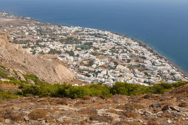 Yunanistan, Santorini Adası. Ben Vouno Dağı. Kamari tatil köyü manzarası ve siyah, volkanik plaj. Arka planda pist.