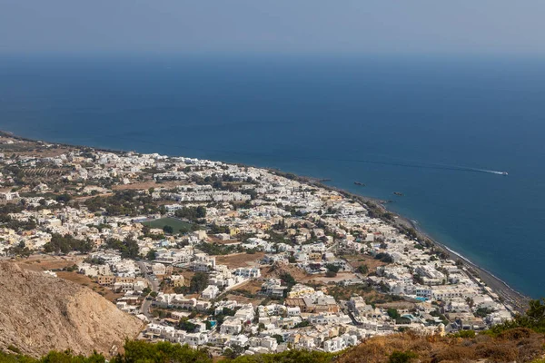 Yunanistan, Santorini Adası. Ben Vouno Dağı. Kamari tatil köyü manzarası ve siyah, volkanik plaj..