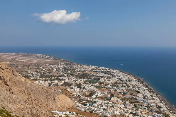 Yunanistan, Santorini Adası. Ben Vouno Dağı. Kamari tatil köyü manzarası ve siyah, volkanik plaj. Arka planda pist.