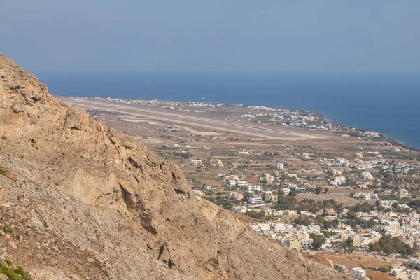 Yunanistan, Santorini Adası. Ben Vouno Dağı. Kamari tatil köyü manzarası ve siyah, volkanik plaj. Arka planda pist.