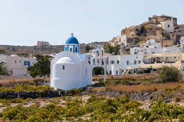 Akrotiri, Santorini Adası, Yunanistan - 18 Eylül 2020: çan kulesiyle küçük bir şapel. Köy çevresi.