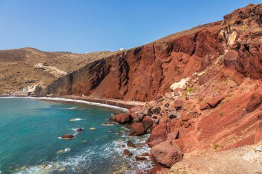 Santorini, Cyclades Archipelago, Yunanistan - 18 Eylül 2020: Dünyanın en popüler plajlarından biri olan Red Beach 'teki turistler. Güzel yaz manzarası.