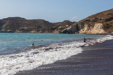 Santorini, Cyclades Archipelago, Yunanistan - 18 Eylül 2020: Dünyanın en popüler plajlarından biri olan Red Beach 'teki turistler. Güzel yaz manzarası.