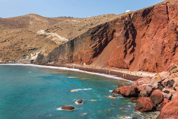 Santorini, Cyclades Archipelago, Yunanistan - 18 Eylül 2020: Dünyanın en popüler plajlarından biri olan Red Beach 'teki turistler. Güzel yaz manzarası.