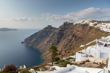 Fira, Santorini Adası, Yunanistan - 18 Eylül 2020: Adanın başkenti volkanik bir kalderanın kenarında yer almaktadır..