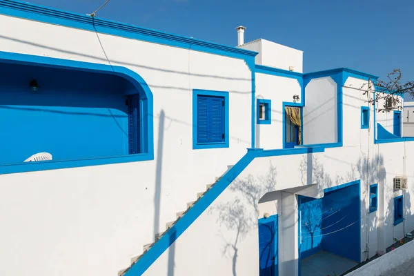 Típica Arquitectura Griega Edificios Blancos Azules Firostefani Thira Capital Isla —  Fotos de Stock