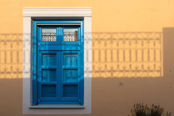 Arquitectura Ciudad Oia Con Puertas Azules Isla Santorini Grecia Archipiélago —  Fotos de Stock