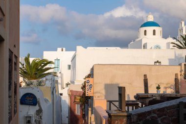 Oia, Santorini Adası, Yunanistan - 18 Eylül 2020: Gün batımında Oia 'nın dar sokaklarının manzarası. Tipik Yunan mimarisi.