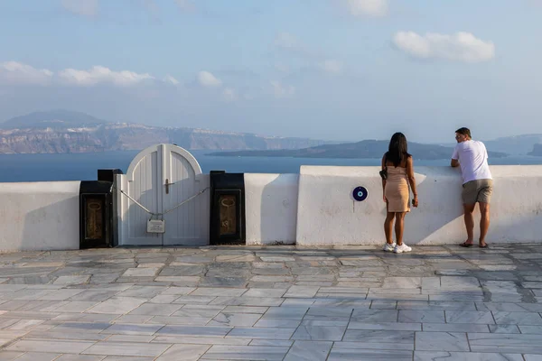 Ойя Остров Санторини Греция Сентября 2020 Года Люди Террасе Видом — стоковое фото