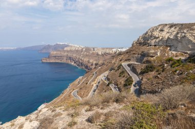 Ormou Athiniou, Santorini Adası, Yunanistan - 19 2020: dolambaçlı dağ yolunun manzarası. Thira, Fira arka plandaki başkent..