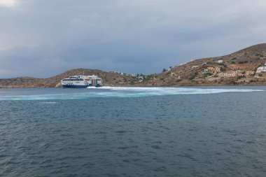 Chora, Ios Adası, Yunanistan... 19 2020: Ios Limanı manzarası. Yolcu feribotu kıyıya demir attı..
