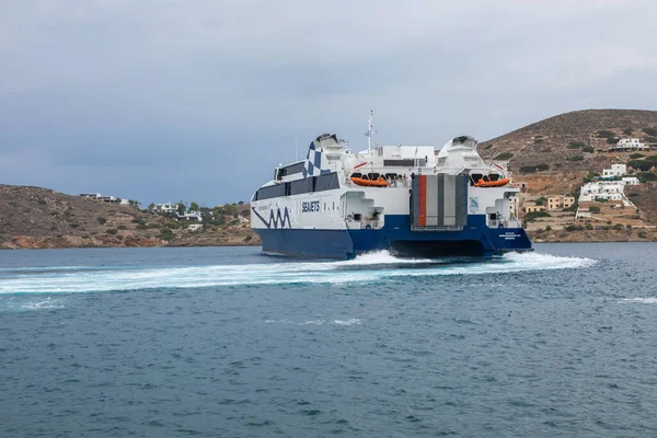 Chora Ios Island Greece 2020 イオス港の眺め 海岸に係留されている旅客フェリー — ストック写真