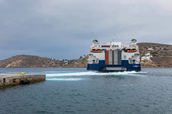 Chora Ios Island Greece 2020 イオス港の眺め 海岸に係留されている旅客フェリー — ストック写真