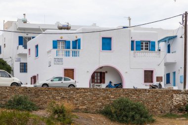 Chora, Ios Adası- 19 Eylül 2020: Geleneksel Yunan mimarisi. Cyclades takımadaları. Yağmurlu hava.