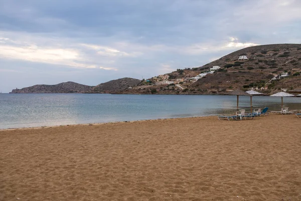 Veduta Della Spiaggia Sabbiosa Dell Isola Greca Ios Con Lettini — Foto Stock