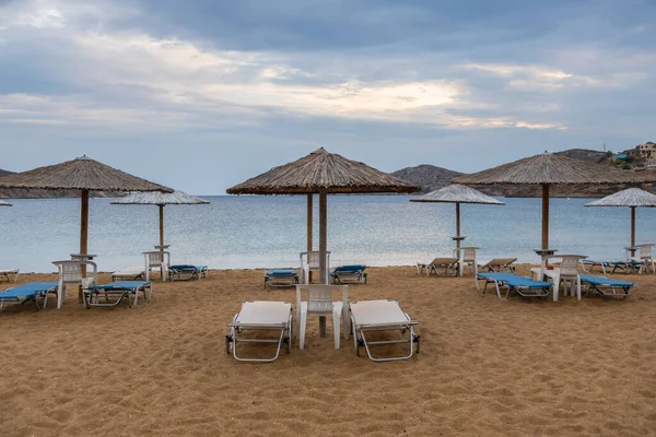 Vue Sur Plage Sable Sur Île Grecque Ios Avec Chaises — Photo