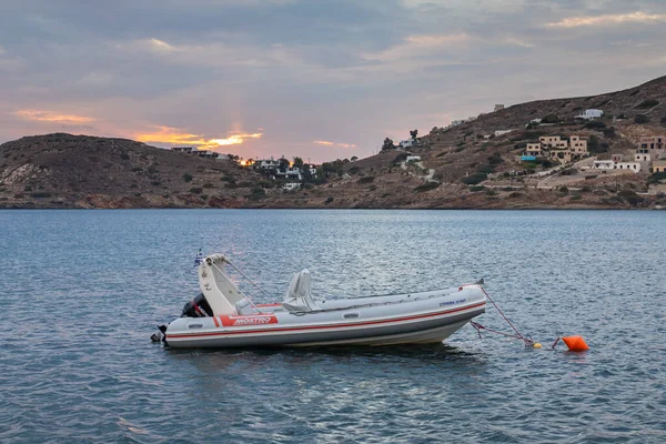 パラリアGialos イオス島 ギリシャ 9月2020 ボートは湾に係留されました 丘の上の白い伝統的な建物 丘の上の夕日 — ストック写真