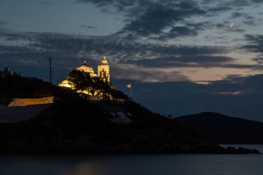Agia Irini manzarası, Aziz Irene, geceleri Rum Ortodoks kilisesi. Güzel bir aydınlanma. Chora, Ios, Yunanistan.