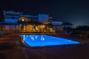 Chora, Ios Adası, Yunanistan 19 Eylül 2020, gece Villa Maria 'daki avluda havuz. Güzel aydınlatma.