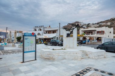 Chora, Ios Adası, Yunanistan 19 Eylül 2020: eski liman şehrinin merkezi. Restoranlar ve dükkanlar.