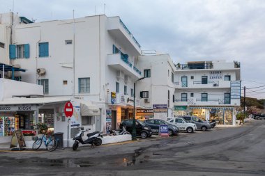 Chora, Ios Adası, Yunanistan 19 Eylül 2020: eski liman şehrinin merkezi. Restoranlar ve dükkanlar.