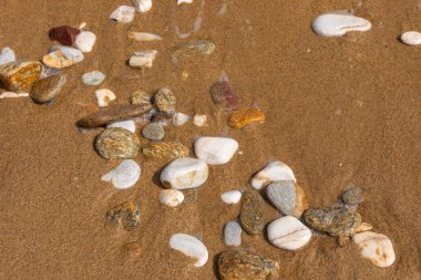 Deniz taşları arka planı. Dalgalı kumsal. Yunanistan, Avrupa.
