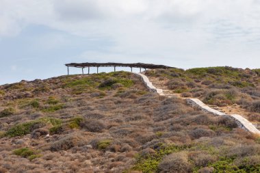 Homer 'ın mezarına giden yoldaki sazdan çardağın manzarası. Ios adasının kuzey kısmı. Yunanistan.