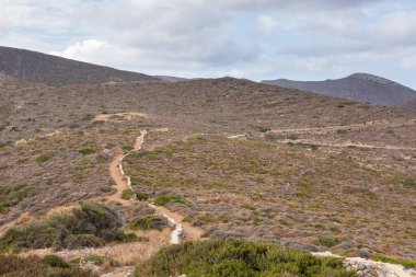Homer 'ın mezarına giden yola bak. Dağ çevresi, Ios Adası, Yunanistan.