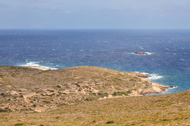 Ios adasının kuzey kıyısında. Ege Denizi manzarası. Yunanistan.