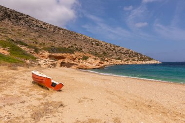 Agia Theodoti Sahili 'ndeki kırmızı tekne, Ios' un en sessiz teknelerinden biri. Yunanistan.