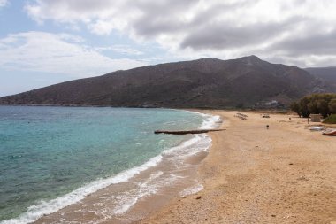 Agia Theodoti Sahili manzarası, şezlonglar ve saman şemsiyelerle, looların en sessizlerinden biri. Yunanistan.