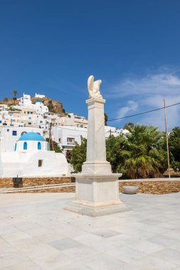 Chora, Ios Adası, Yunanistan - 20 Eylül 2020: ana kasaba meydanında Katedral Kilisesi 'nin önündeki kartal heykeli.