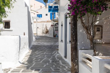 Chora, Ios Adası, Yunanistan... 20 Eylül 2020: Dükkanları ve restoranı olan eski kasabanın dar sokakları. Geleneksel, geniş mimari ve beyaz eklemli taş bir yol..