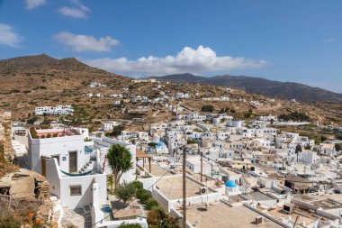 Chora, Ios Adası, Yunanistan - 20 Eylül 2020: tepedeki Chora 'daki geleneksel beyaz, eski binaların manzarası. Dağ gibi. Güzel bir yaz günü.