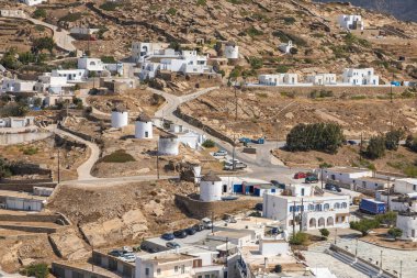 Chora, Ios Adası, Yunanistan - 20 Eylül 2020: Chora 'daki geleneksel, beyaz, eski binalar ve yel değirmenleri manzarası. Dağ gibi. Güzel bir yaz günü.