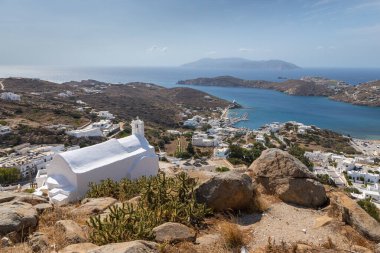 Chora, Ios Adası, Yunanistan - 20 Eylül 2020 Chora 'nın beyaz binaları, eski kasaba, liman ve soldaki küçük kilise manzarası.
