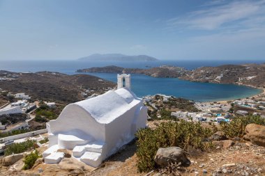 Chora, Ios, Island, Yunanistan... 20 Eylül 2020: tepedeki Aziz Nicholas Kilisesi manzarası. Arka planda kasaba, liman ve mavi deniz.