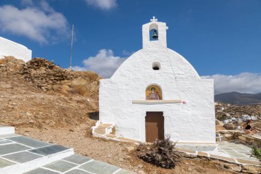 Chora, Ios Adası, Yunanistan - 20 Eylül 2020: Saint Eleftherios manzarası, eski kasabadaki tepedeki küçük geleneksel kilise. Girişteki azizin simgesi..