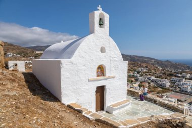 Chora, Ios Adası, Yunanistan - 20 Eylül 2020: Saint Eleftherios manzarası, eski kasabadaki tepedeki küçük geleneksel kilise. Girişteki azizin simgesi..