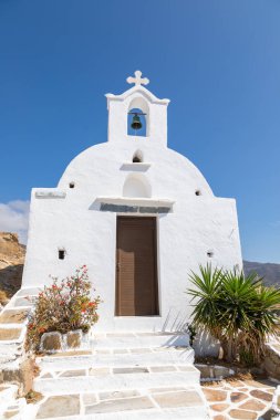 Chora, Ios Adası, Yunanistan - 20 Eylül 2020 Saint Nicholas manzarası, tepedeki küçük, beyaz kilise.
