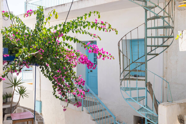 Узкая улочка старого города. Традиционная архитектура, Мбаппе, остров Иос, Греция.